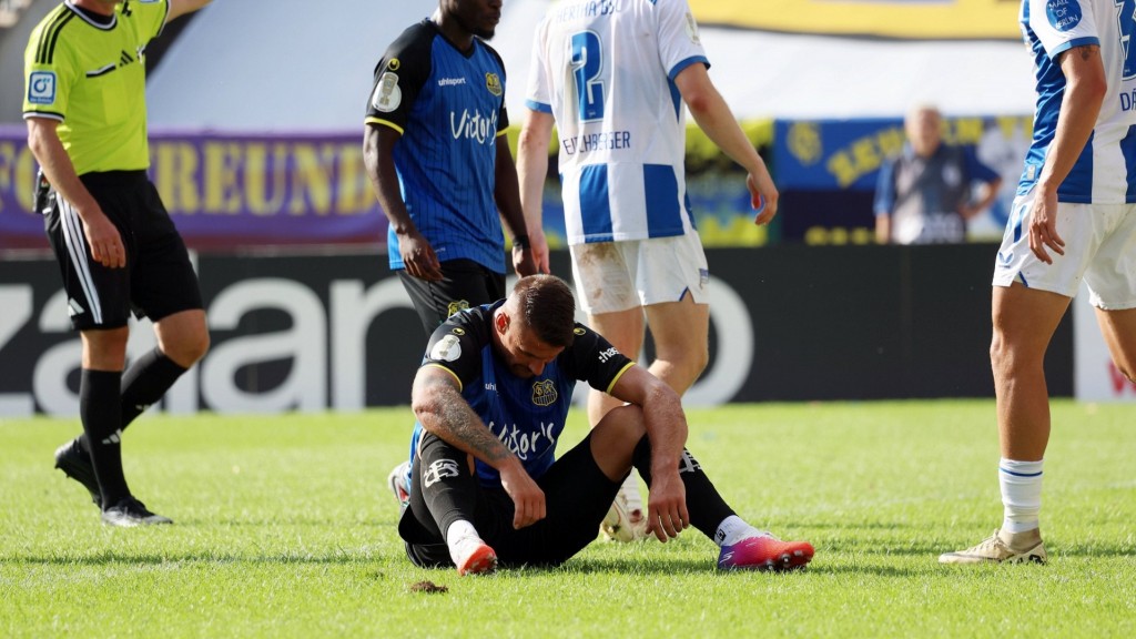 Foto: Ein enttäuschter Kai Brünker beim DFB-Pokal-Aus gegen Hertha BSC