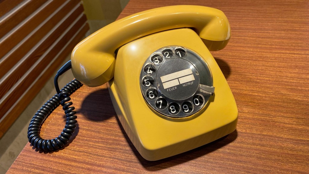 Gelbes Retro-Telefon