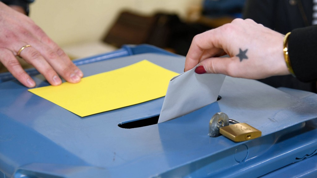 Foto: Ein Stimmzettel wird in die Wahlurne eingeworfen