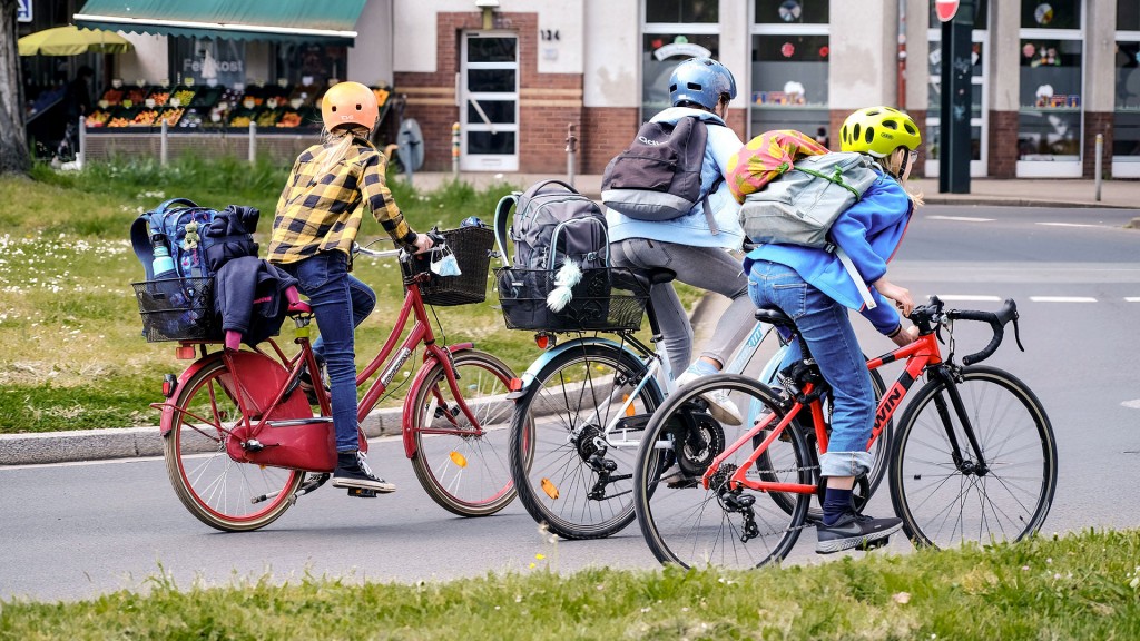 Schulkinder auf dem Fahrrad