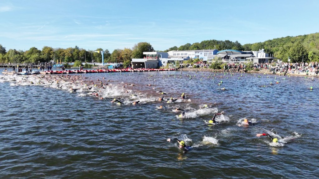 Foto: Viele Triathleten schwimmen auf dem Bostalsee