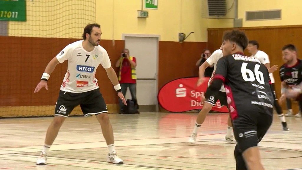 Foto: Handballspieler der HG Saarlouis und Rodgau in einer Halle