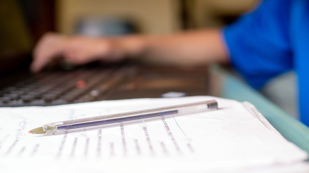 Foto: Symbolbild: Arbeit mit Stift und Papier und einem Computer