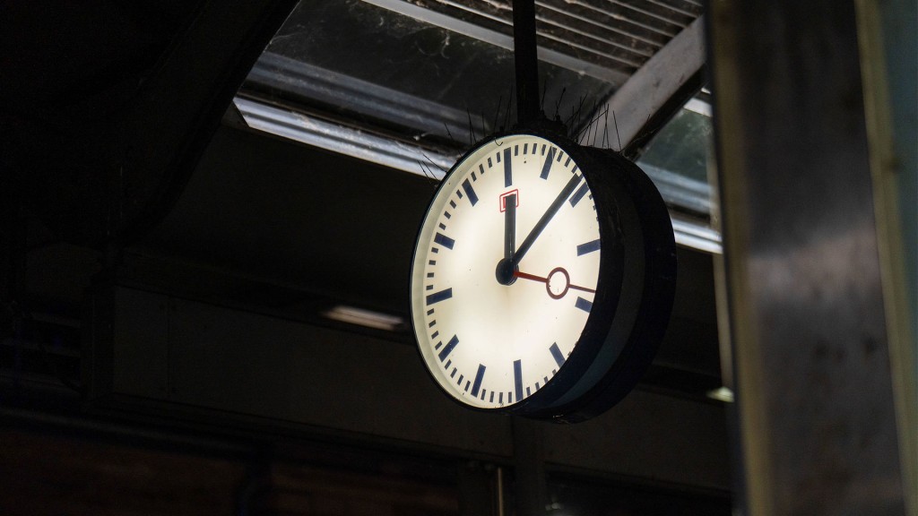 Foto: Eine Bahnhofsuhr, die auf 00:09 Uhr steht