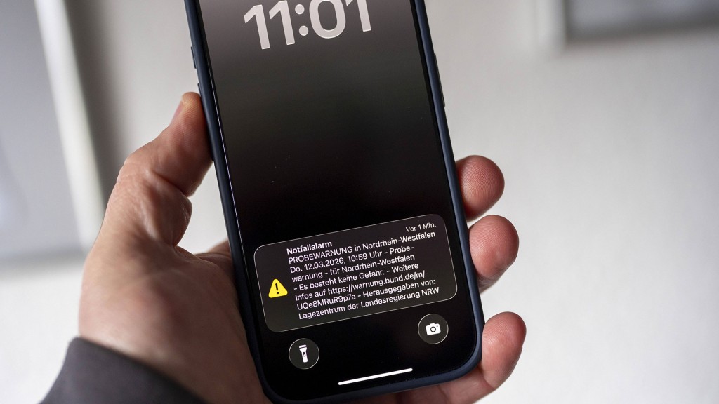 Foto: Ein Smartphone zeigt eine Warnmeldung auf dem Display