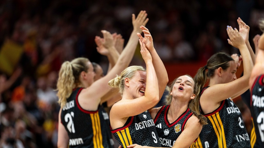Emma Eichmeyer (Nummer 9) jubelt nach dem Einzug ins Halbfinale
