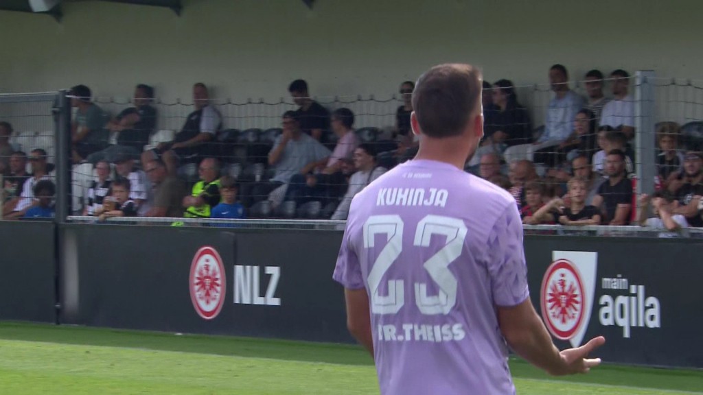 Foto: Ein Spieler des FC Homburg am jubeln 