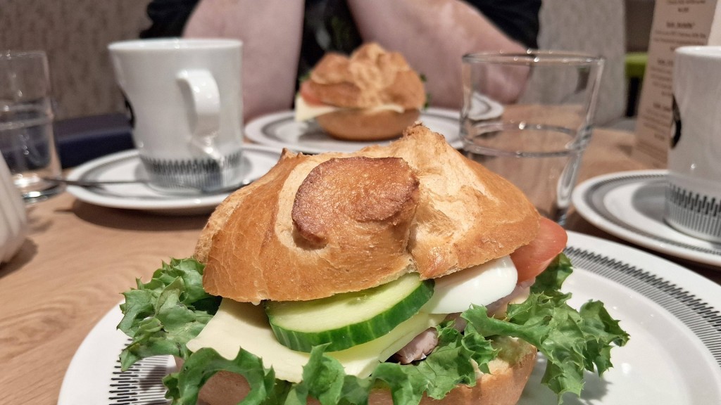 Foto: Ein belegtes Brötchen liegt in einem Café auf einem Tisch.