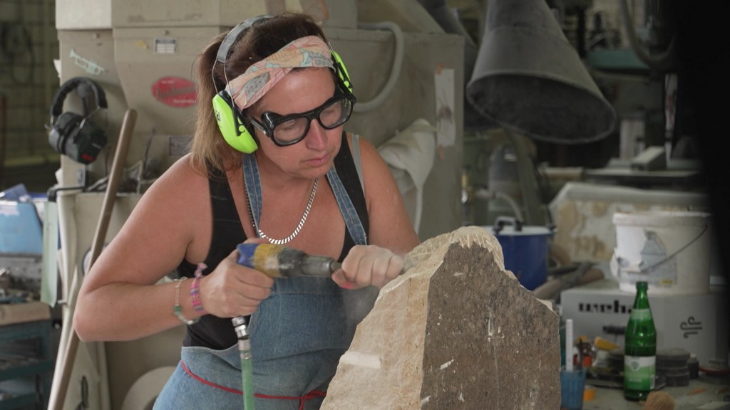Foto: Bildhauerin Judith Pink bei der Arbeit.