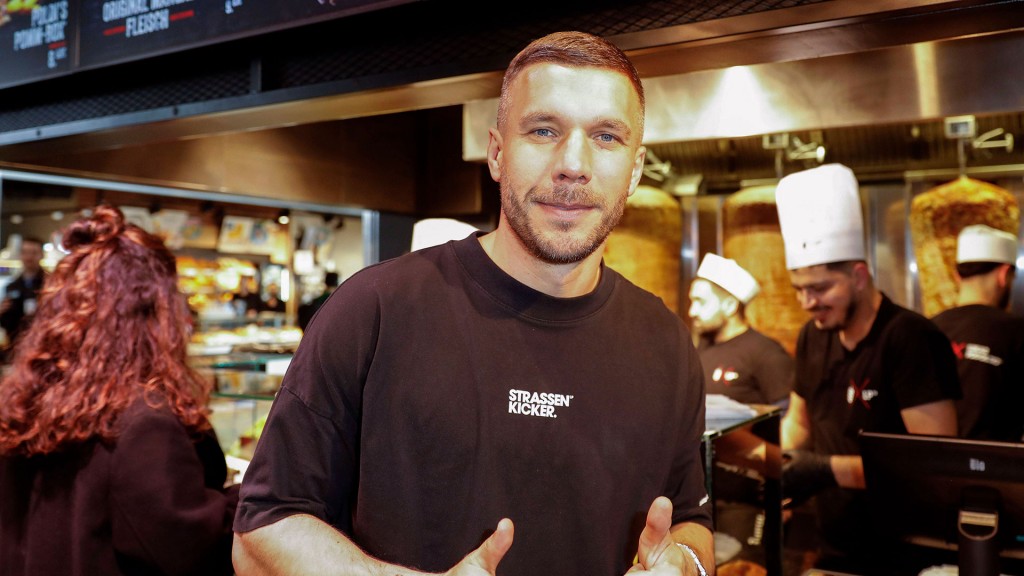 Lukas Podolski in seinem Dönerladen