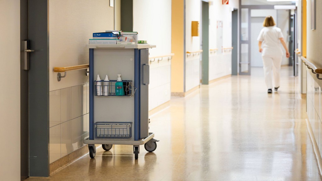 Foto: Ein Klinikpersonal geht durch einen Flur