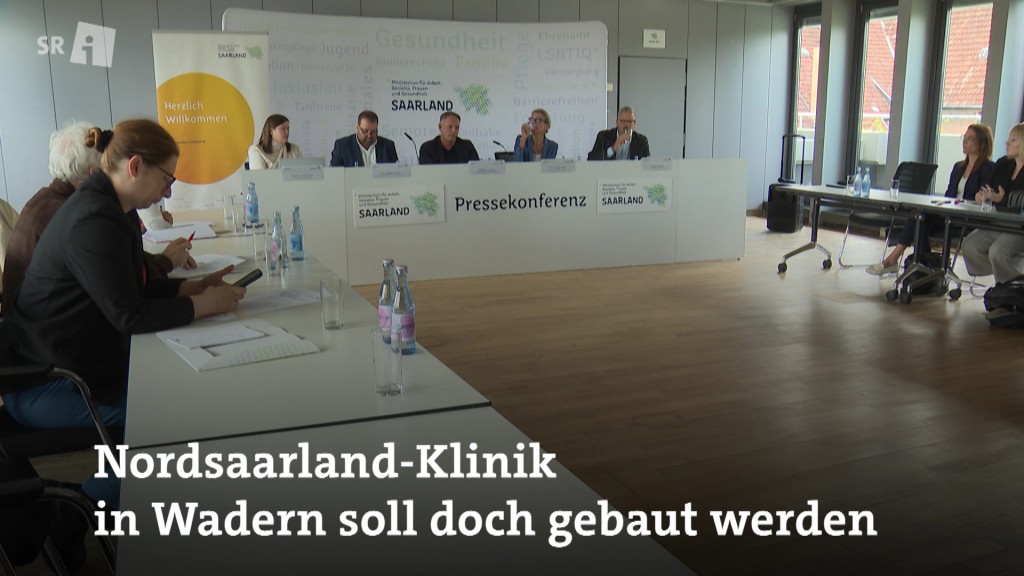 Foto: Ein Klinikpersonal geht durch einen Flur