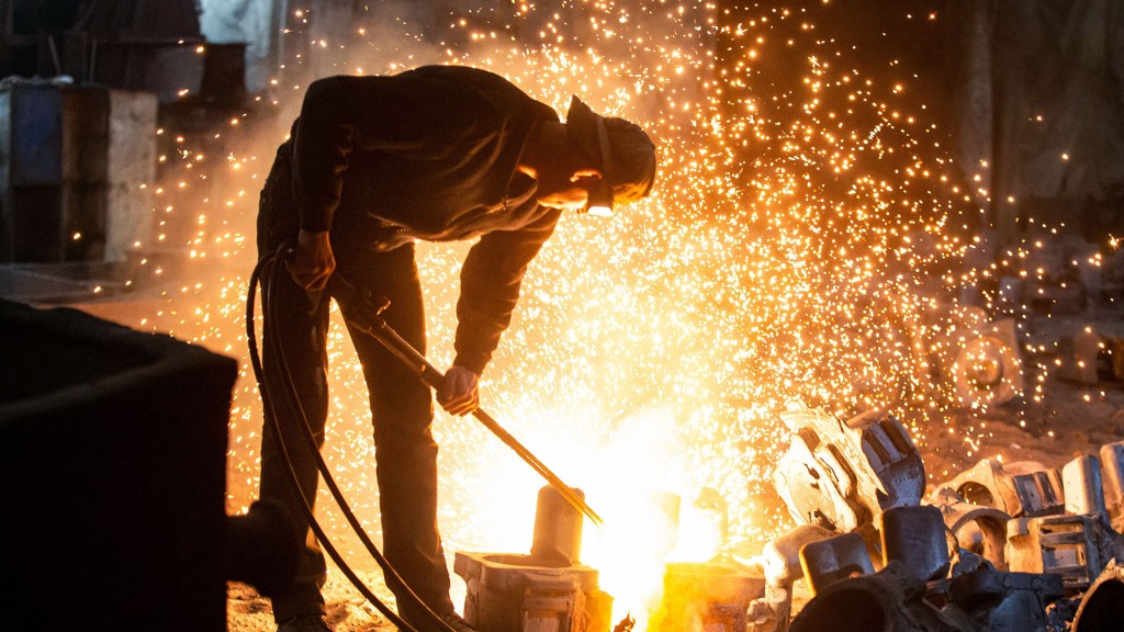 Foto: Ein Industrie-Arbeiter vom funkensprühenden Stahlabstich