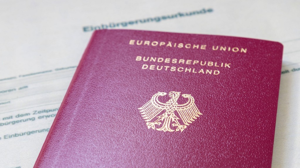 Foto: Ein deutscher Reisepass und die Einbürgerungsurkunde.