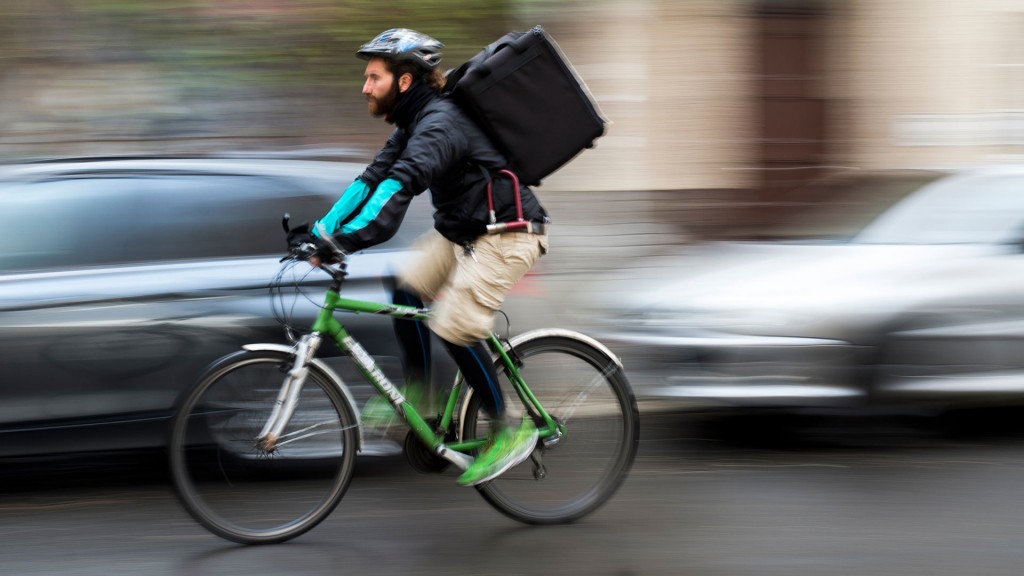 Ein Fahrradkurier für Essenslieferungen im Einsatz