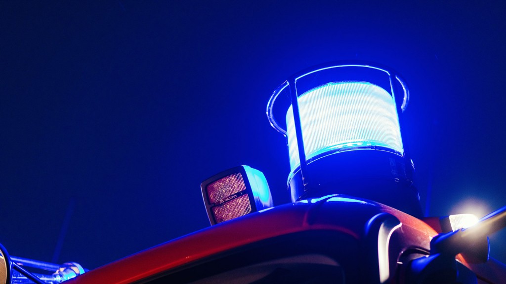 Foto: Blaulicht eines Feuerwehr-Fahrzeugs im Einsatz bei Nacht