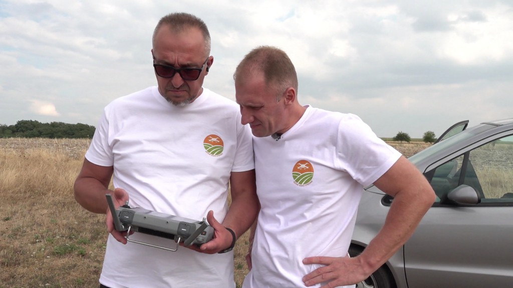 Foto: Zwei Ukrainer mit einer Drohne