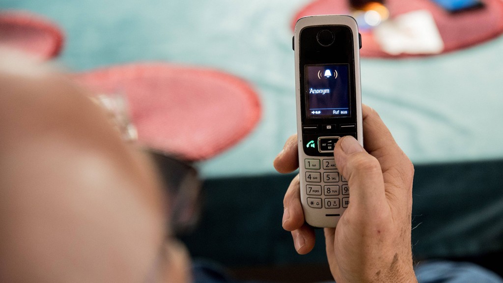 Foto: Eine Person, die ein Telefon hält, bei dem ein anonymer Anruf eingeht