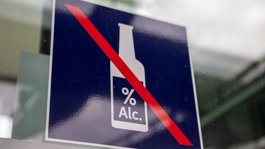 Foto: Ein Schild mit Alkoholverbot an einem deutschen Bahnhof