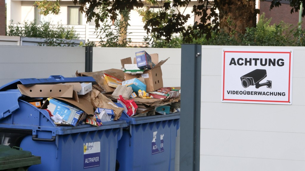 Foto: Mehrere Müllcontainer und Warnhinweis zur Videoüberwachung