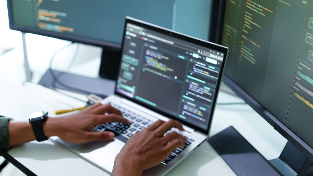 Foto: Eine Person tippt auf einem Laptop