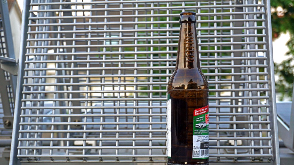 Foto: Symbolbild: Eine Bierfalsche steht auf einer Sitzbank