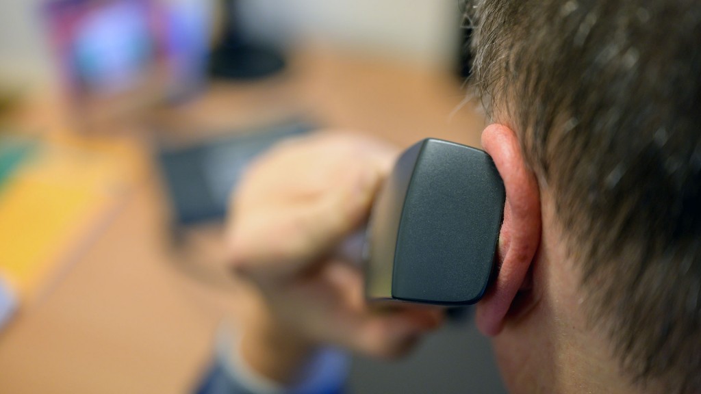 Foto: Ein Telefonhörer wird ans Ohr gehalten