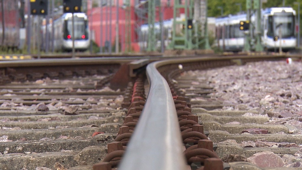 Saarbahn-Gleise mit Bahnen im Hintergrund