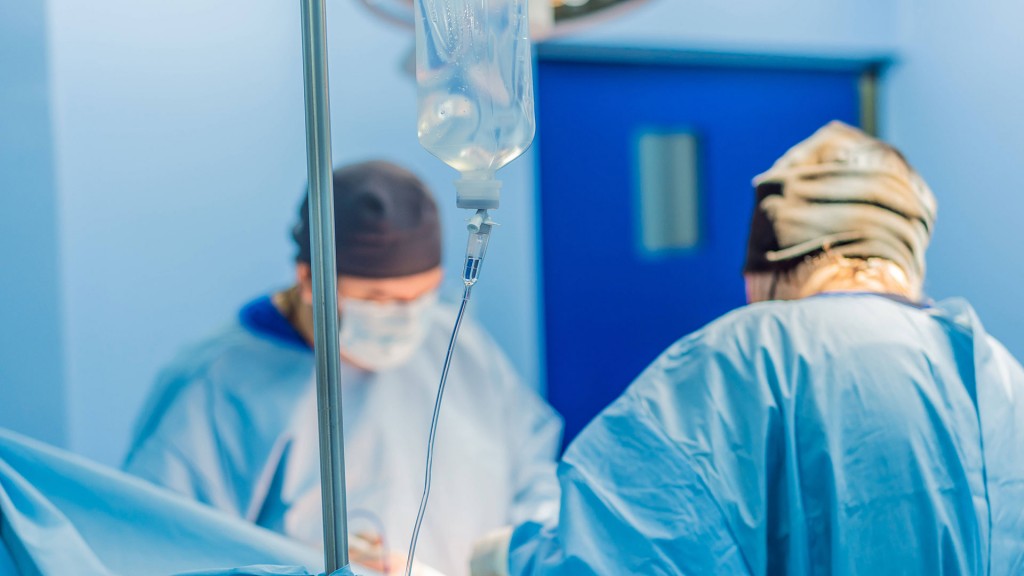 Zwei Ärzte führen eine Operation im Operationssaal durch.