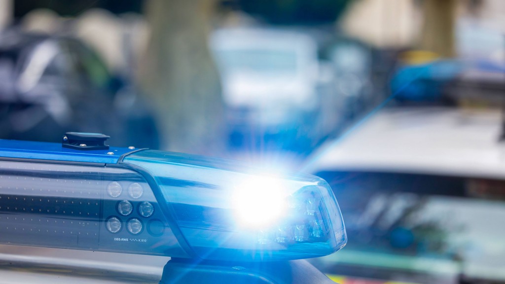 Foto: Nahaufnahme eines blinkenden blauen Lichts an einem Polizeiauto