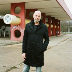 Der Autor Florian Werner vor einer Raststätte (Foto: Christian Werner)