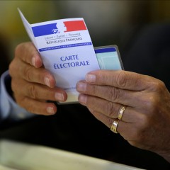 Französische Wahl-Registrierungskarte (Foto: picture alliance / Claude Paris/AP/dpa / Claude Paris)