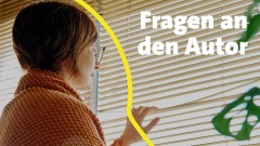 Frau steht zu Haus am Fenster und blickt durch eine Jalousie nach draußen