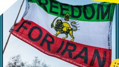 Iranische Protestflagge mit Schriftzug „Freedom for Iran“