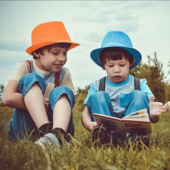 Kinder auf der Wiese