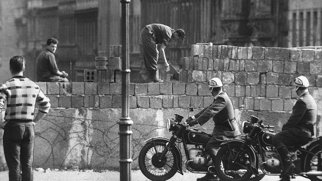 Bild: Bau der Berliner Mauer