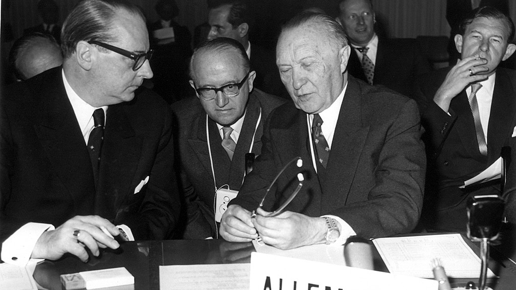 Bild: Walter Hallstein neben Bundeskanzler Konrad Adenauer