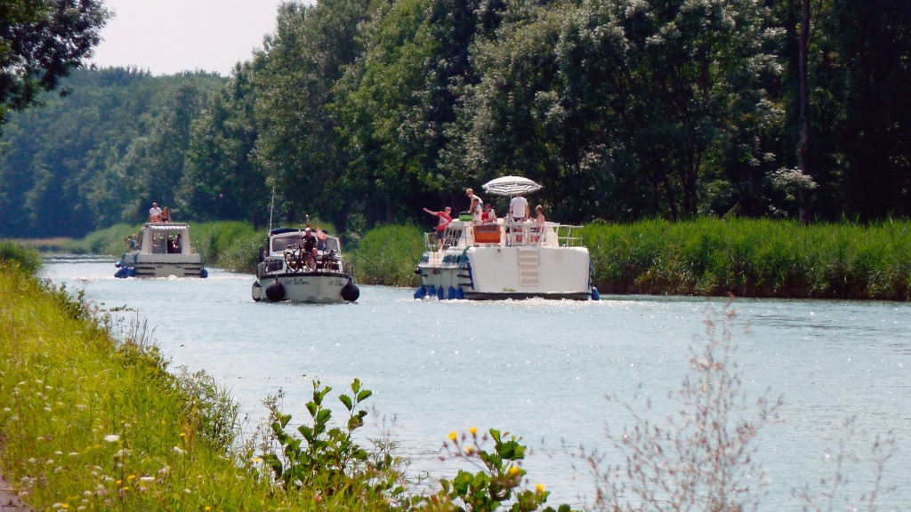 Foto: Drei Boote auf einem Flusskanal