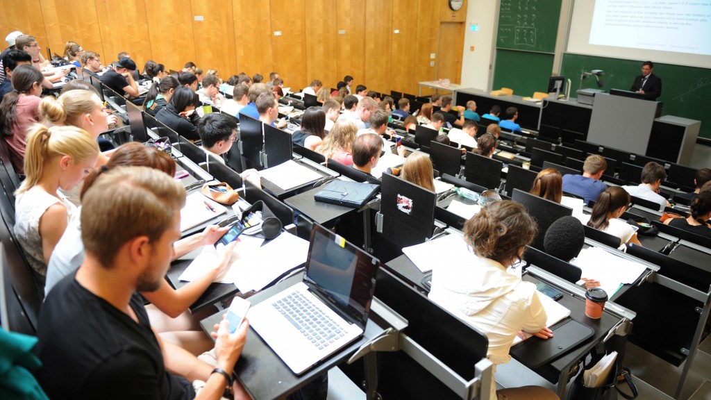 Studenten hören sich einen Vortrag im Hörsaal an (Foto: Pasquale d´Angiolillo)