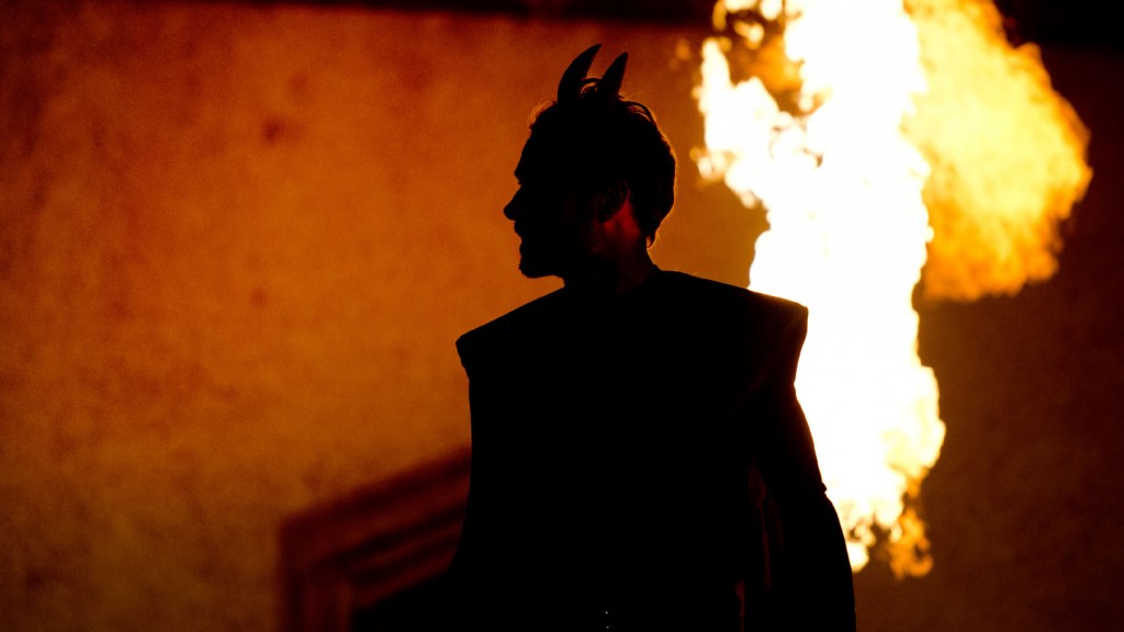 Künstlerische Darstellung des Teufels in der Hölle - auf der Theaterbühne (Foto: dpa)