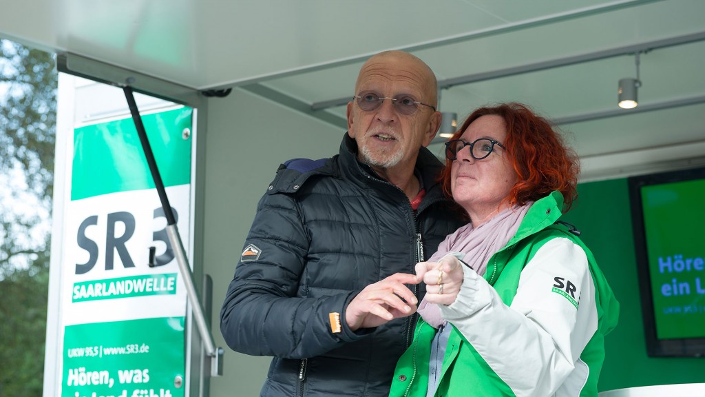 Thomas Gerber und Susanne Wachs beim Treffpunkt Ü-Wagen in Rissenthal (Foto: Pasquale D'Angiolillo)