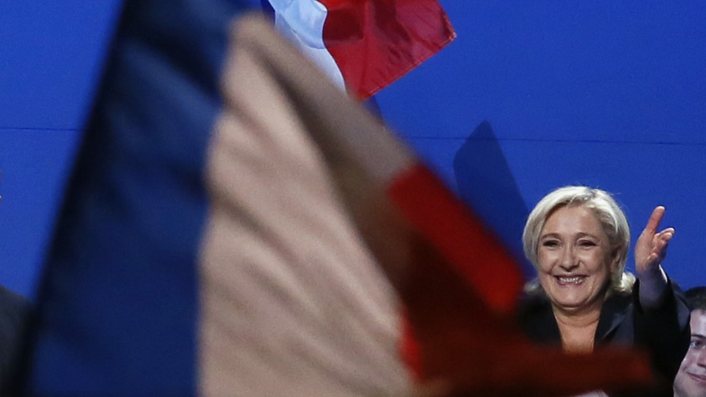Die Kandidatin des Front National in den französischen Präsidentschaftswahlen, Marine Le Pen, lässt sich am 01.05.2017 in Villepinte, Frankreich, während einer Wahlkampfveranstaltung von ihren Anhängern feiern (Foto: dpa)