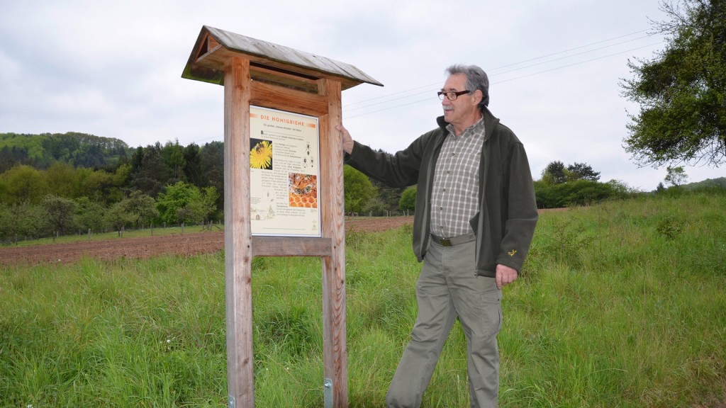 Bernhard Forse zeigt seinen Bienenlehrpfad bei Siersburg (Foto: Renate Wanninger)