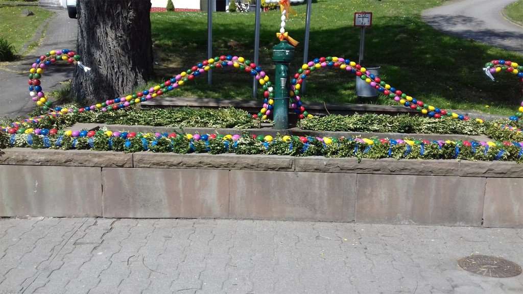 Der Lummerschieder Osterbrunnen (Foto: Ingeborg Seekatz)