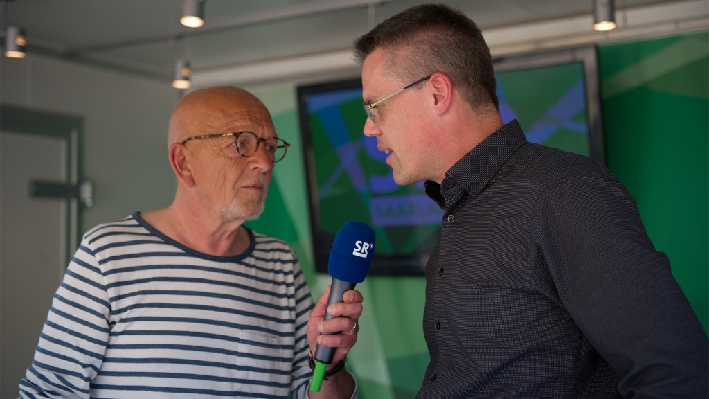 SR 3-Ü-Wagen-Reporter Thomas Gerber mit Bürgermeister Marcus Hoffeld (Foto: SR/Pasquale D'Angiolillo)