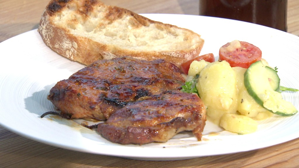 Foto: Schwenkbraten mit Kartoffel-Gurkensalat