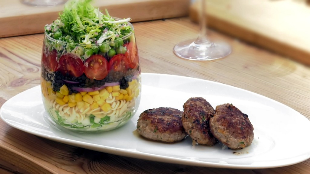 Foto: Hackfleischküchelscher mit Schichtsalat