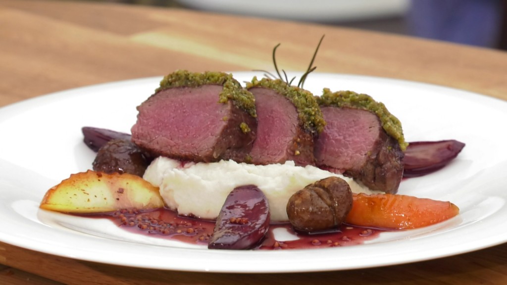 Foto: Hirschrückensteaks mit Nusskruste und Selleriepüree