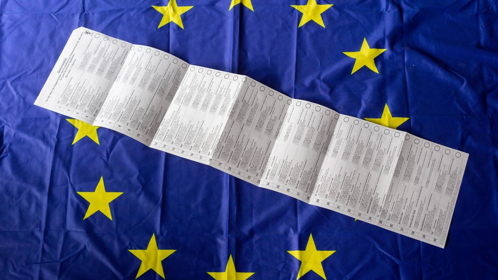 Der Stimmzettel zur Europawahl ist fast einen Meter lang (Foto: imago/Jürgen Schwarz)