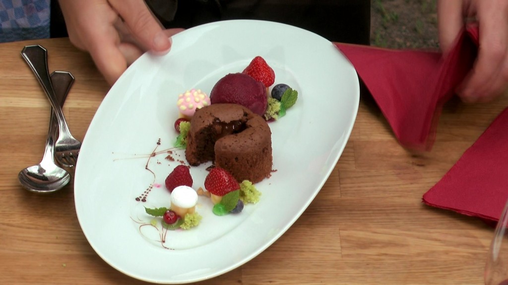 Halbflüssiger Schokoladenkuchen mit Rotweinsorbet 